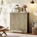 Sideboard verbindet verstellbare Ablagen und Metallgriffe