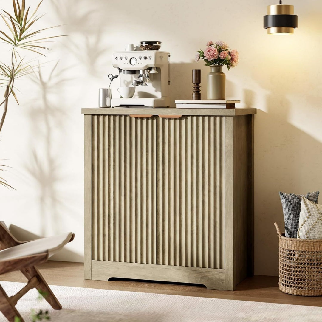 Sideboard verbindet verstellbare Ablagen und Metallgriffe
