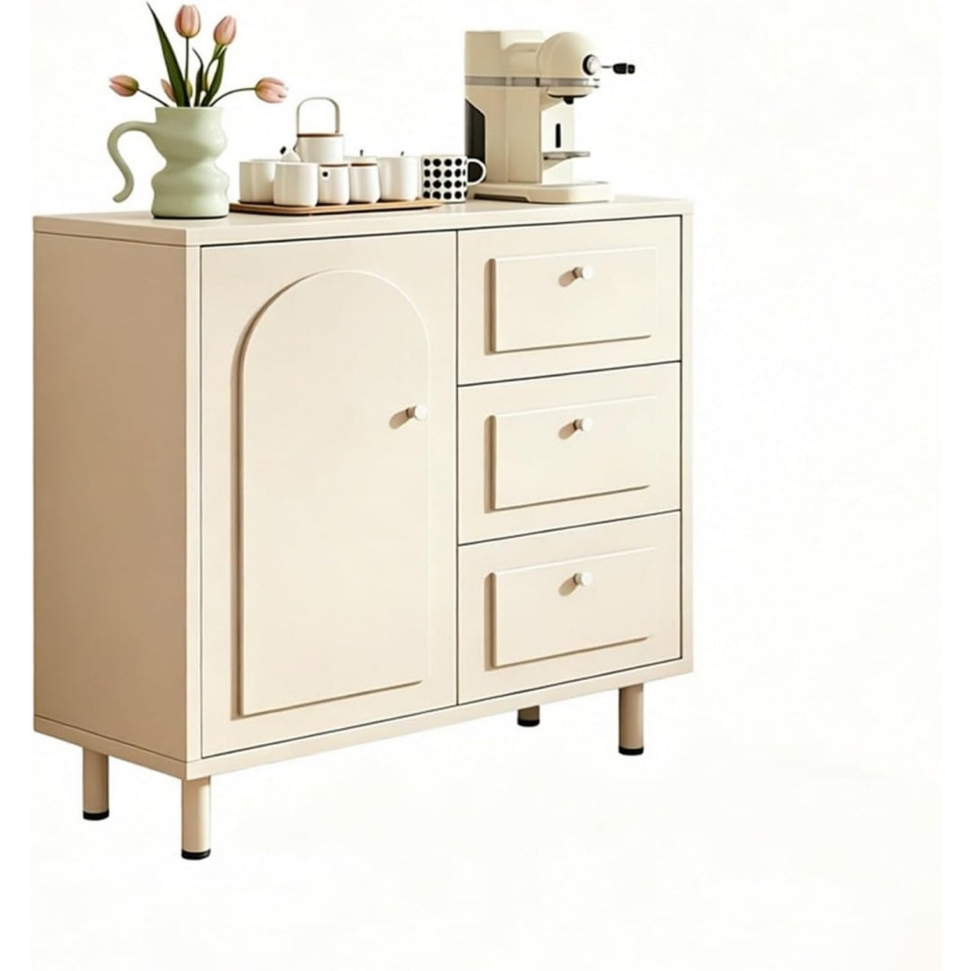 Creme gibt dem Sideboard einen farblichen Akzent