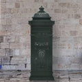 Glaenzende Oberflaechen und geschlossenen Stauraum an dem Sideboard