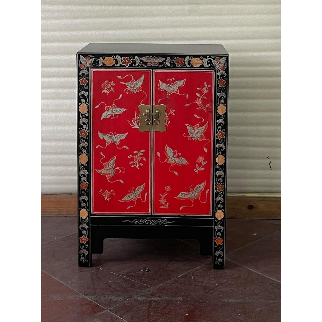 Das Sideboard zeigt 2 Tueren in Schwarz und Silber
