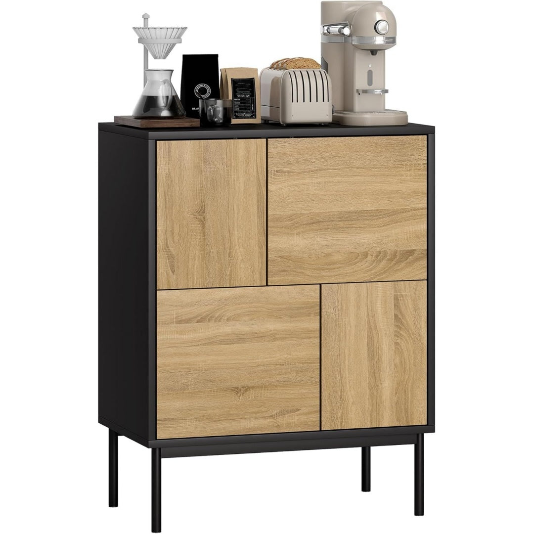 Grifflose Fronten treffen auf ein Metallgestell an dem Sideboard