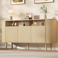 Das Sideboard zeigt strukturierte Fronten in Naturbraun