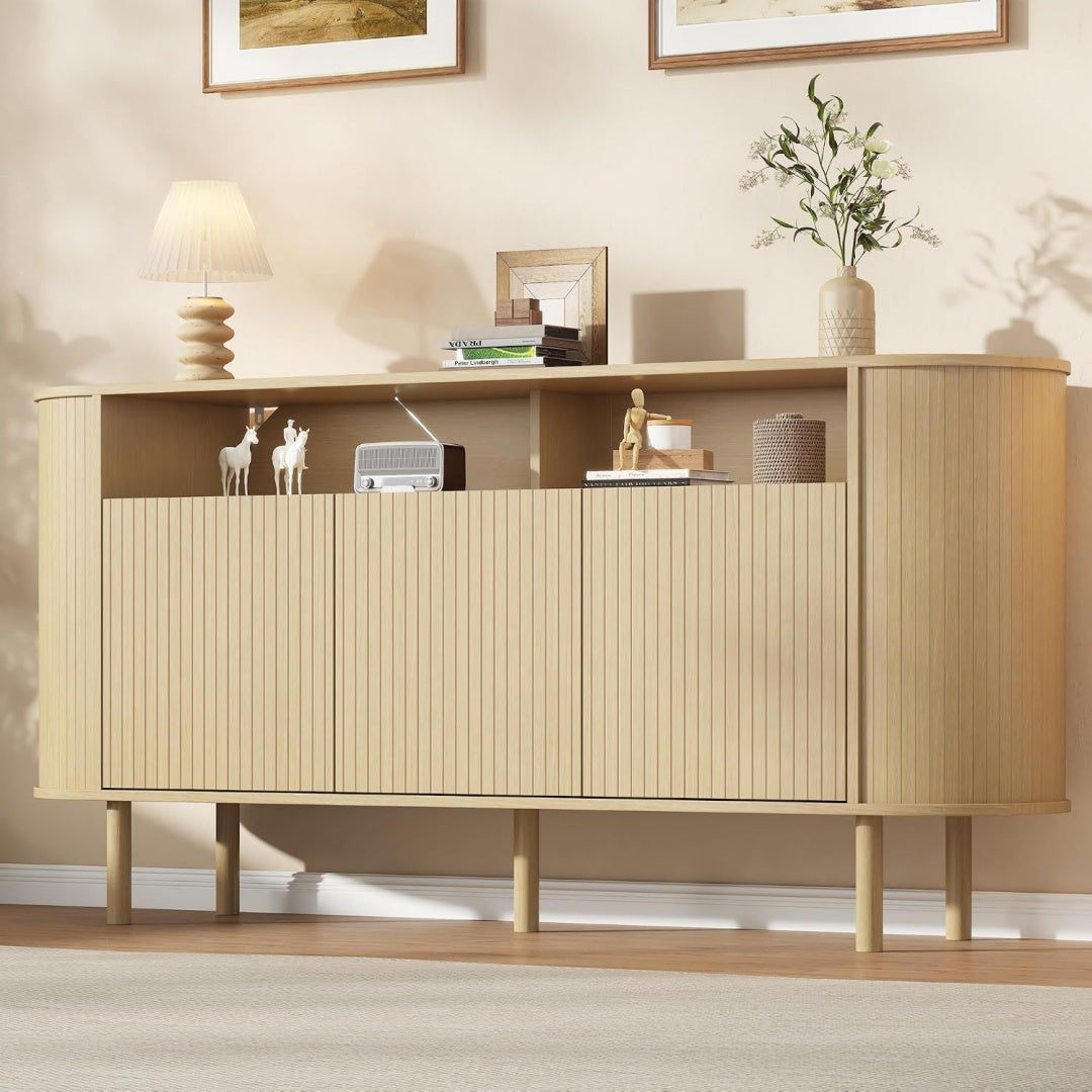 Das Sideboard zeigt strukturierte Fronten in Naturbraun