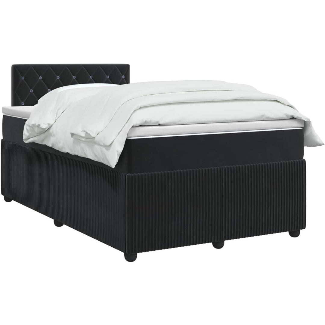 Weiche Polster an dem Boxspringbett aus Samt