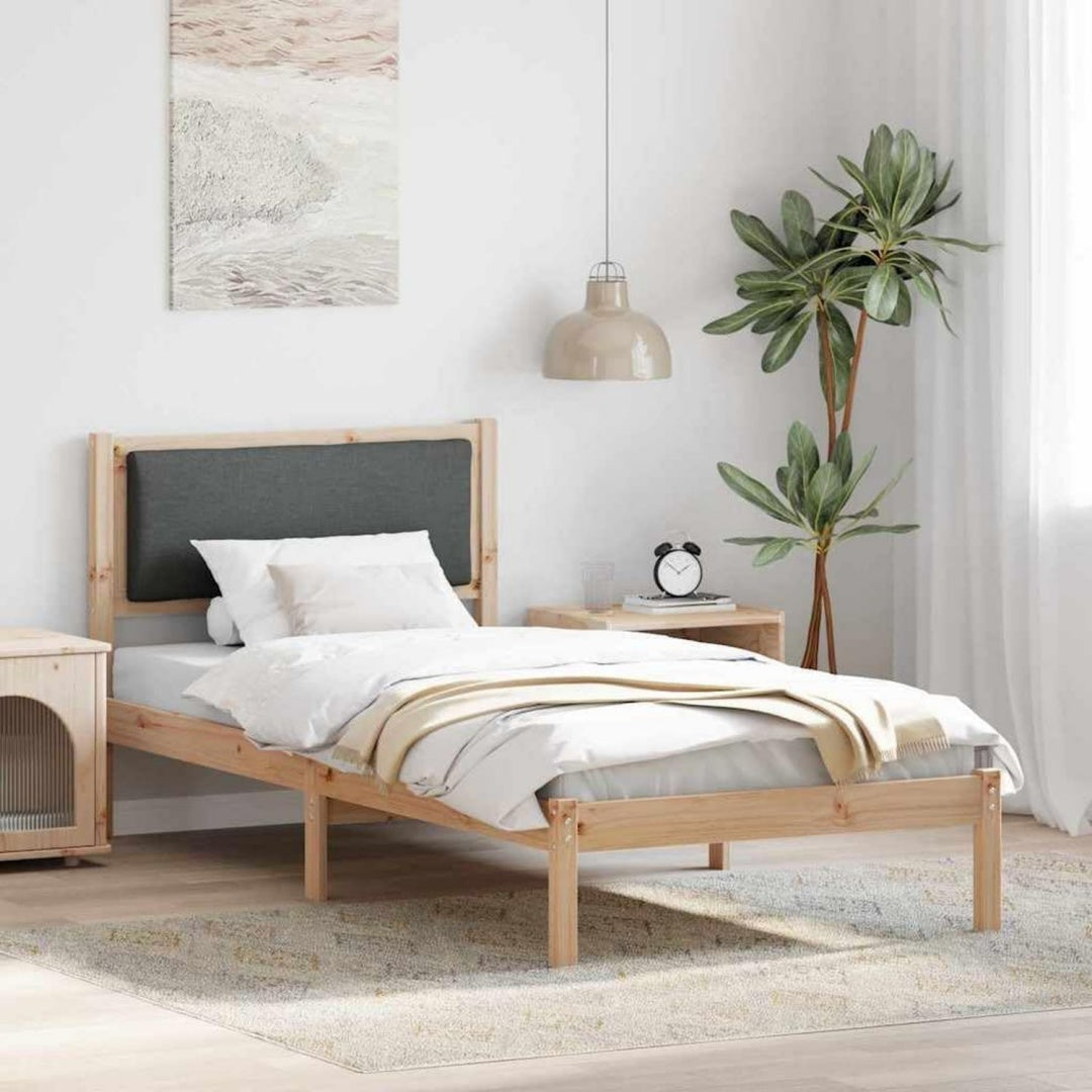 Holzoptik trifft bei dem Bettgestell auf einen Lattenrost