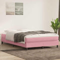 Das Boxspringbett nimmt mit 160 x 220 cm Gestalt an